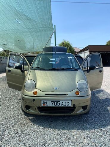 мини электромобиль: Хэтчбек Daewoo Matiz, представленный в золотистом цвете, идеально