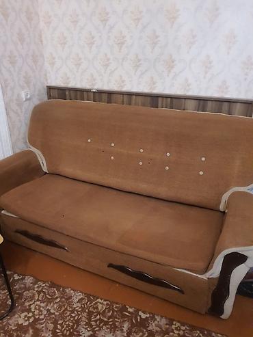 divan kreslo modelləri: Divan – klassik model, yumşaq süngərli oturacaq və bel hissəsi ilə — 2