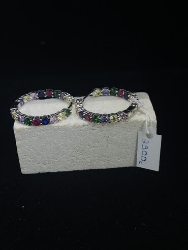 Серебряные серьги: Элегантные серьги-кольца серебристого цвета, украшенные россыпью — 17