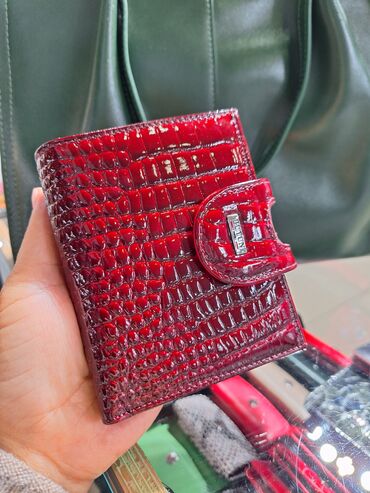 Кошельки: Компактный женский кошелёк с кнопочной застёжкой. Особенности: - — 11