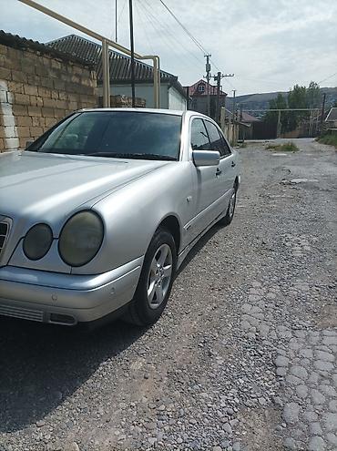 volkswagen polo 1: Mercedes-Benz E‑Class (W210) sedan – gümüş rəng. 1998 çi il 2.2 — 3