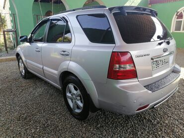 Kia: Kia Sorento, gümüşü rəng, 5 qapılı SUV. Əsas xüsusiyyətlər: - Güclü — 5