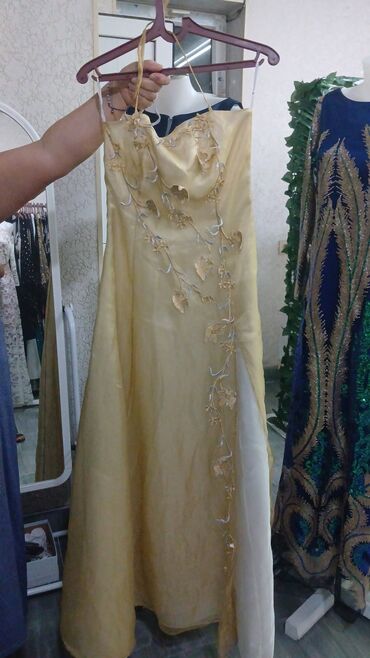 Ziyafət donları: Zərif ziyafət və mərasim geyimləri kolleksiyası - Ağ rəngli, qısa — 2