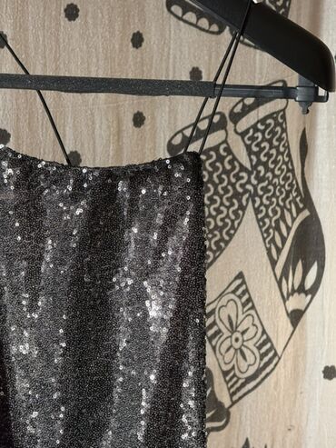 стеклянные полки на заказ: Qara payetli qısa don - Parıltılı qara payetlərlə tam örtülü, işıqda