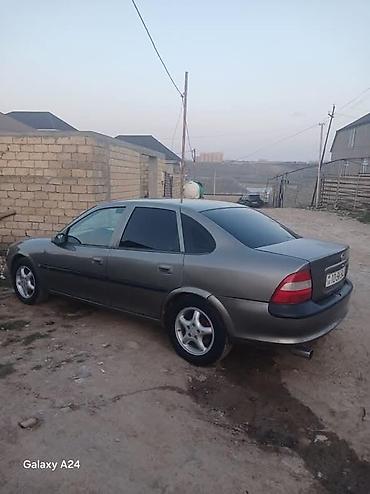 raf 4: Opel Vectra sedan - Kuzov: 4 qapılı sedan, tünd boz rəng - Mühərrik — 3