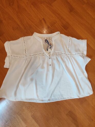 Futbolka və maykalar: Ağ rəngli, qısaqol qadın bluzası. Bluzanın yaxası V formalıdır və — 7