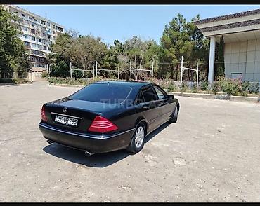 a class mercedes: Mercedes‑Benz S‑Class (W220), qara rəng, sedan gövdə. Əsas — 3