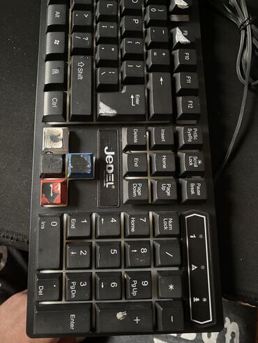 Klaviaturalar: 1 ci şəkildə iki set var maus klaviatura 1 ci olan ağ klaviatura və — 3