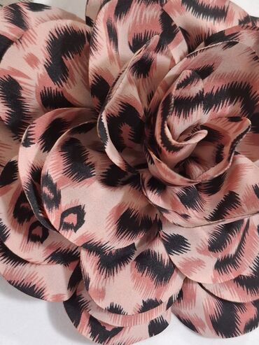 Broşlar: Leopard naxışlı, əl işi olan gül broşları. Paltolara, şərflərə və ya -da lalafo.az — 19 Broşlar: Leopard naxışlı, əl işi olan gül broşları. Paltolara, şərflərə və ya — 19