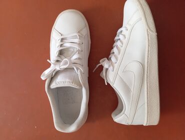кроссовки для волейбола найк: Классические белые кроссовки Nike — идеальный выбор для повседневного