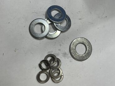 Özü yapışan divar kağızları: Müxtəlif ölçülü və tipli metal şaybalar dəsti. Dəstə düz şaybalar və