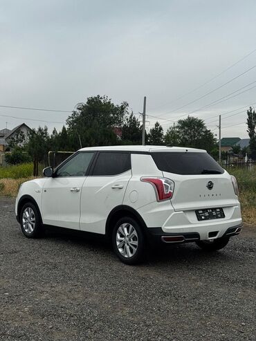 санг ёнг муссо: SsangYong Tivoli – компактный кроссовер белого цвета. Автомобиль имеет