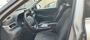 идеальное: Toyota Highlander Hybrid, серебристый кроссовер последнего поколения — 10