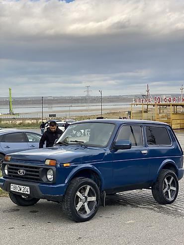 nolyedi masin: LADA Niva (VAZ 2121) 3 qapı, mavi rəngli SUV Əsas xüsusiyyətlər: - — 3