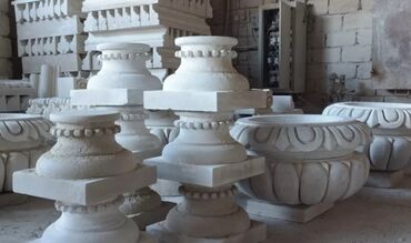 Bitkilər üçün dibçəklər: Ağ rəngli, daşdan hazırlanmış dekorativ güldan, bağlar, parklar və ya — 9