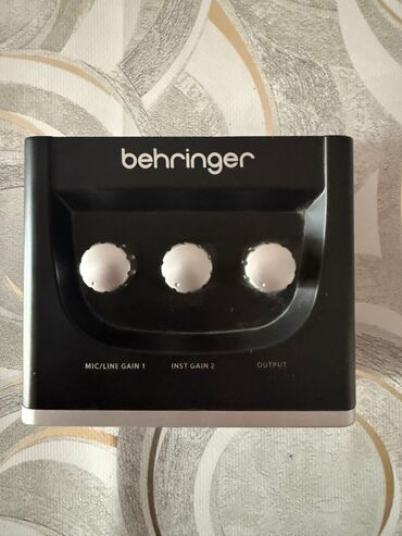 futbolcu kartları: Behringer U-Phoria UM2 səs kartı. Mikrofon və ya alət qoşmaq üçün iki