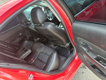 Chevrolet: Chevrolet Cruze LT sedan – parlaq qırmızı rəngdə, qara rəngli 17'' — 14