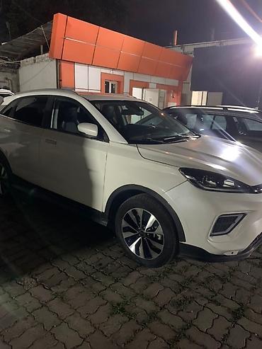 Другие автомобили: Электрический кроссовер белого цвета с современным дизайном — 6