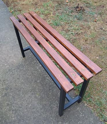 Prodajem klupu. Dimenzije sedišta: 100x27x55 cm. Metalni ram je od