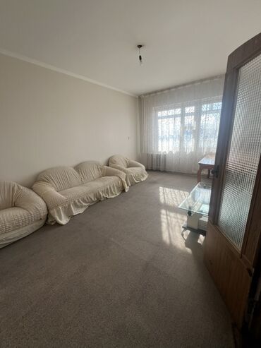 продаю квартиру по улице советская саманчина: 3 комнаты, 84 м², 106 серия улучшенная, 8 этаж, Старый ремонт