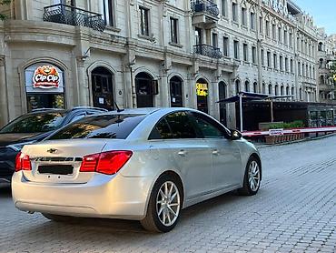 011 sekilleri: Chevrolet Cruze sedan – gümüşü rəngdə, şəhər və tras üçün praktik və — 3