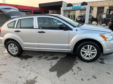 Dodge: Dodge Caliber – gümüş rəngli, 5 qapılı hatchback. Əsas xüsusiyyətlər — 5