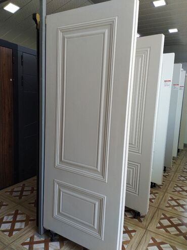 qapi otaq: Ağ rəngdə, klassik üslubda daxili qapı. Qapı üzərində düzbucaqlı