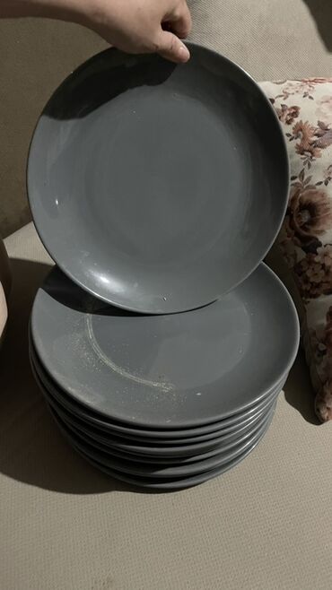 Посуда: Предлагается набор различной посуды, включающий круглые и квадратные — 21