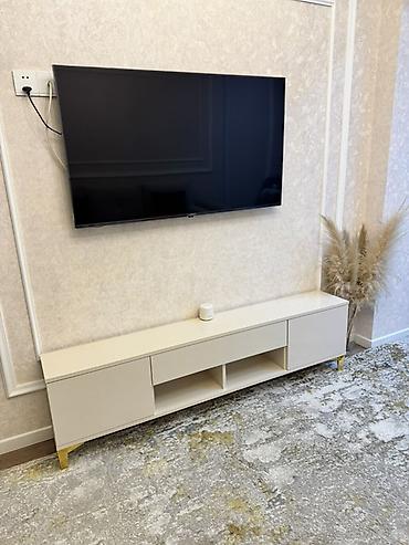 ev stolu: Yeni, Düz TV altlığı, Polkalı — 1