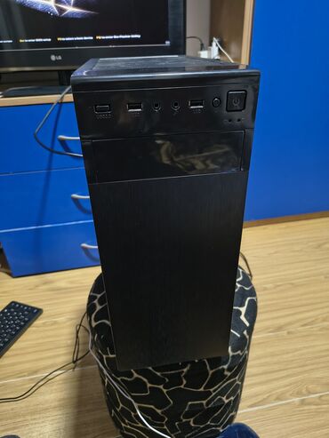 Desktop računari i radne stanice: Desktop računar – Biostar/Intel, Sapphire grafika Specifikacije: - — 1