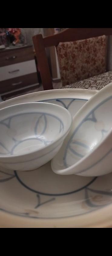 fon: Porcelain qab dəsti – klassik ağ fonda zərif açıq-mavi naxışlarla — 3