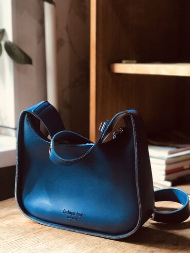 синяя замшевая сумка: Купила за 1500 сом 
Продаю за 250 сом