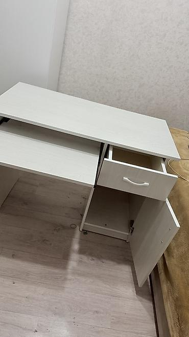 Компьютерные столы: Компактный компьютерный стол в светлом дубовом оттенке. Использовали — 3