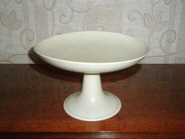 Другие товары для кухни: Продаю: 1. Блюдо глиняное, диаметр 36 см., цена 200 сом; 2. Тарелки — 12