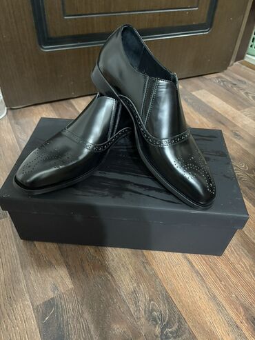 kapüşonlu kişi cemperləri: Klassik kişi ayaqqabısı - Rəng: qara, parlaq finish - Model: bağsız