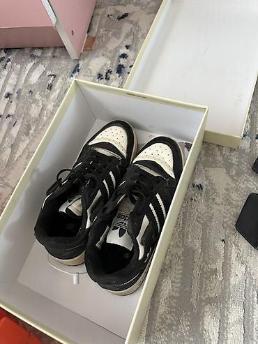 Айымдардын бут кийими: Кроссовки adidas Forum Low, черно‑белые. Оригинал - Классический — 1