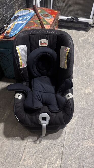 продажа бу вещей: Britax brendinə məxsus qara rəngdə uşaq avtomobil oturacağı. Oturacaq