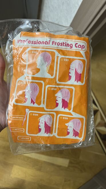 Təbii saçlar, pariklər: Salon malları toplu. 2 ədəd şinyon, 1 ədəd parik, 2 ədəd broşkalı saç — 25