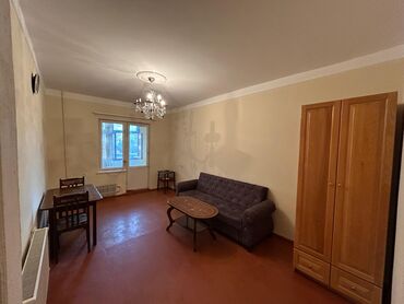 квартиры в хырдалане: 1 otaqlı mənzil – mebel və əşya ilə - Geniş zal: divan, çilçıraq, kofe