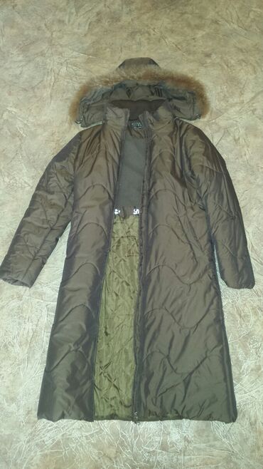 зимнее пальто: Продаю зимнее пальто, ткань непромокаемая, размер 46-48, ниже колена