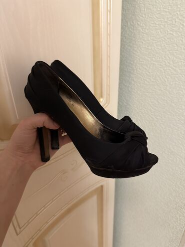 туфли цвет черный на высоком каблуке: Отдам даром туфли 37 размер, черные. Каблук высокий, немного