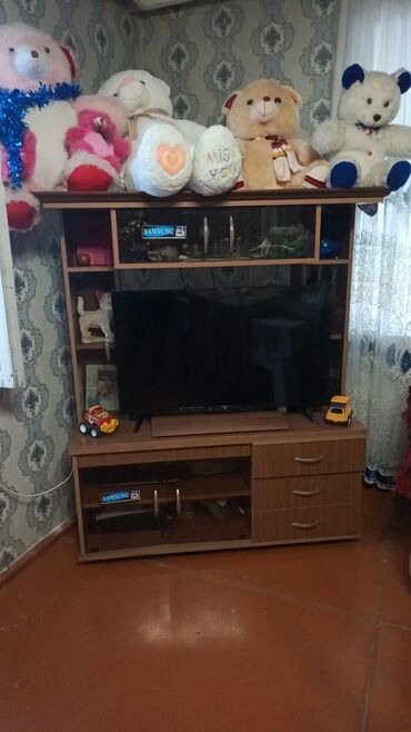 Kreslolar: Düz TV altlığı, Polkalı, Laminat