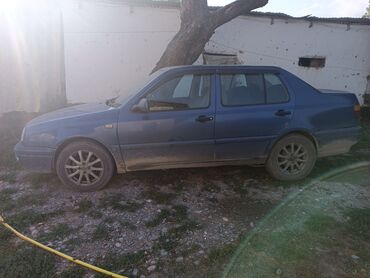 женил жук ташуучу унаа: Синий седан Volkswagen vento с четырьмя дверями. Автомобиль оснащен