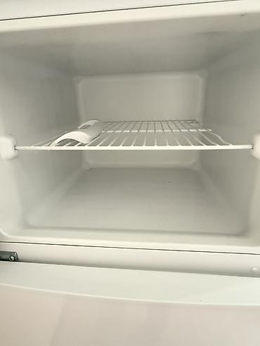 mini refrigerator: Холодильник Beko, двухкамерный, верхняя морозильная камера. Основные — 3