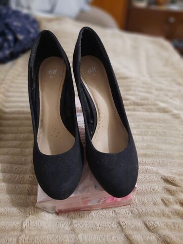 crvene cipele: Pumps, H&M, 39