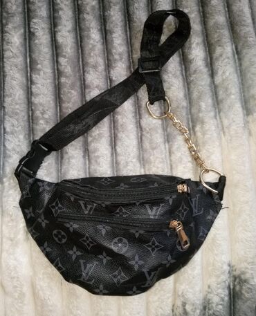 Сумки: Louis Vuitton