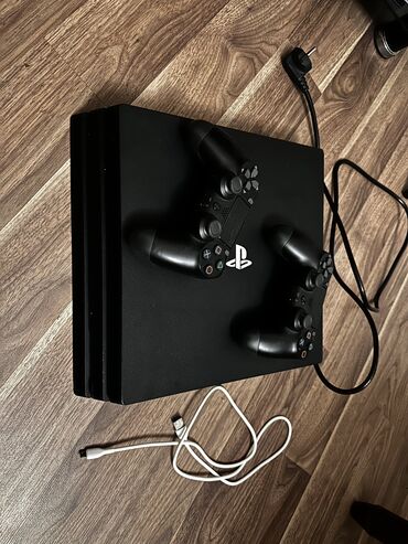 PS4 (Sony Playstation 4): Ps 4 pro 1 Tb, içində 15 oyun var, 2 joysticklə verilir