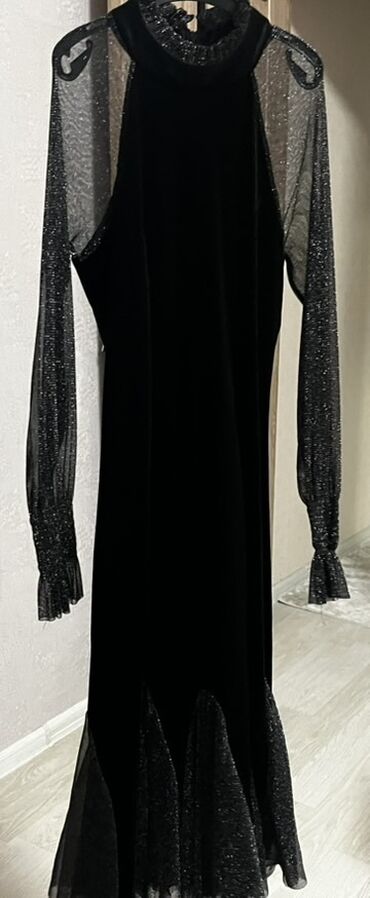 stapel fasonlar 2024 instagram: Qara məxmər ziyafət donu - Model: Uzun, bədənə yüngül oturan siluet -