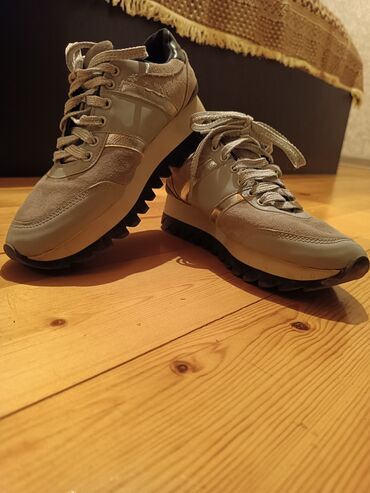 Кроссовки и спортивная обувь: 36, цвет - Серый, Новый