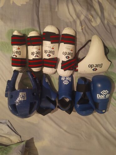 тактические перчатки: Комплект экипировки для тхэквондо/каратэ Daedo. Состав: - Шлем с